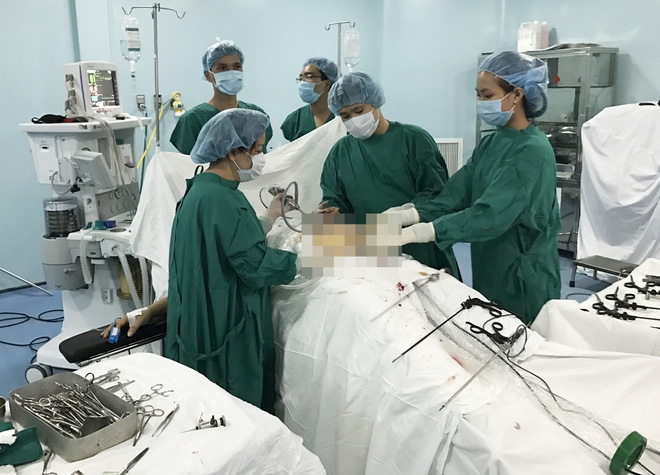 Sản phụ sinh bé trai mang vòng dây rốn thắt nút hiếm gặp - Ảnh 1.