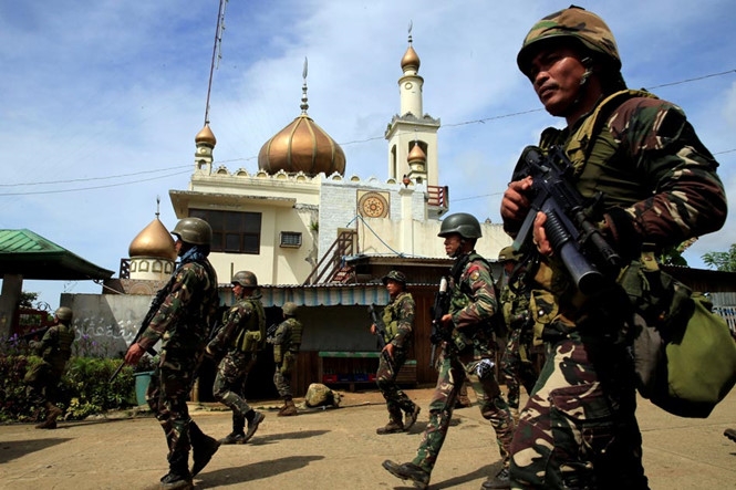 Quân đội Philippines tuần tra trước một đền thờ ở TP.Marawi