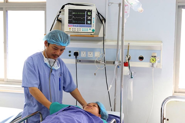 Thứ trưởng Bộ Y tế: Người mẹ khỏe mạnh bình thường thì hoàn toàn có thể gây tê tủy sống trong mổ lấy thai - Ảnh 2.
