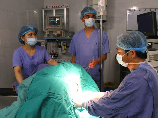 Thứ trưởng Bộ Y tế: Người mẹ khỏe mạnh bình thường thì hoàn toàn có thể gây tê tủy sống trong mổ lấy thai - Ảnh 3.