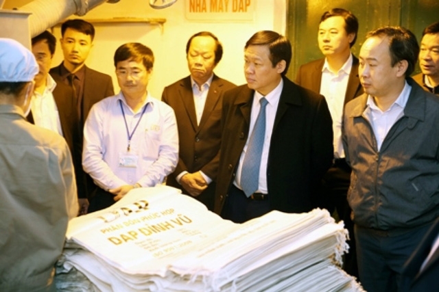 Phó Thủ tướng Vương Đình Huệ trong một chuyến thị sát các dự án yếu kém của ngành Công Thương