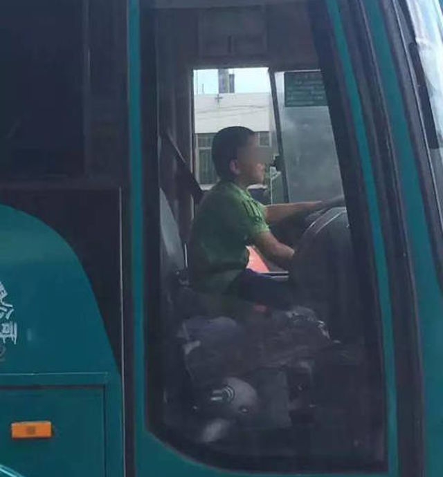 cau be tq 9 tuoi “cuop” xe bus di dao pho suot 40 phut hinh anh 1