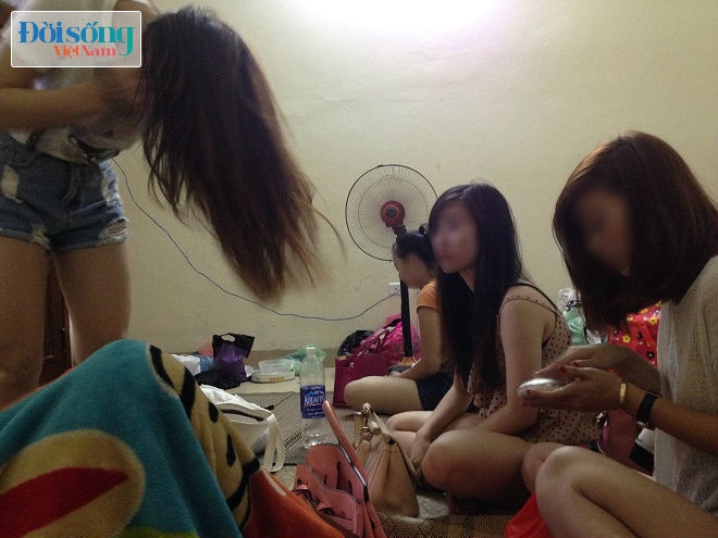 Khi có lệnh đại ca, họ ngồi dậy trang điểm