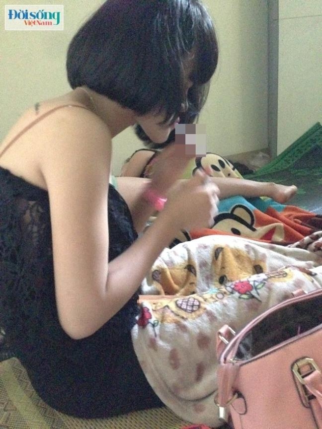 Hoa - một cô gái bán dâm vừa châm thuốc vừa thở dài