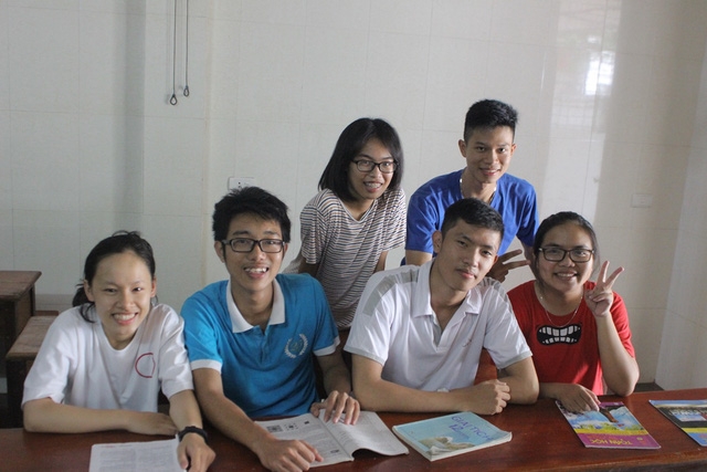 Em Nguyễn Quang Dũng (áo trắng hàng dưới) cùng các bạn trong lớp 12 Toán 1 trường THPT Chuyên Hà Tĩnh