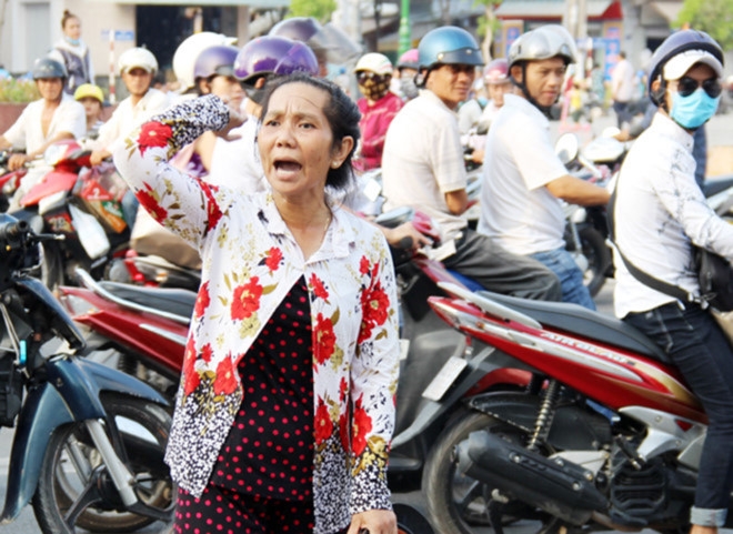 Nu nguyen don cam dep duoi danh chu toa phien toa hinh anh 1