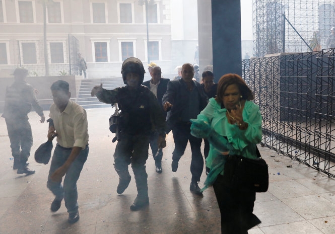 ​Quốc hội Venezuel bị tấn công, máu đã đổ 