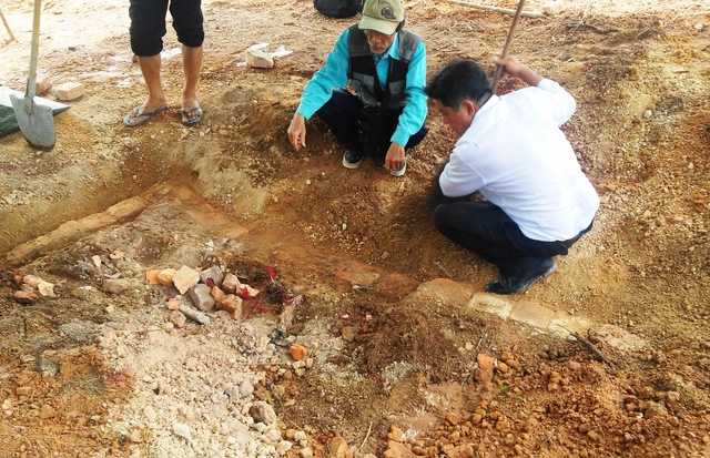 Lớp gạch bao quanh huyệt mộ vẫn còn nguyên