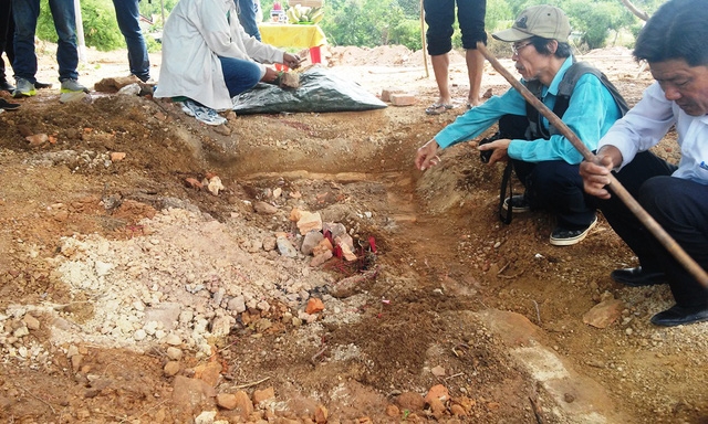 Những viên gạch được xác nhận từ Nguyễn Phước Tộc là làm từ đời vua Nguyễn tại Huế hàng trăm năm trước (ảnh: T.Q)