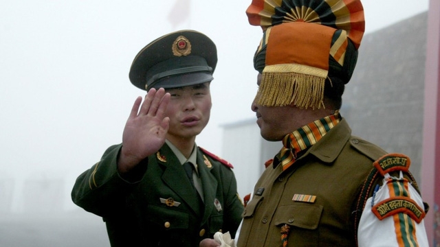  Binh sĩ Trung Quốc (trái) và Ấn Độ ở biên giới giữa 2 nước. (Ảnh: AFP) 