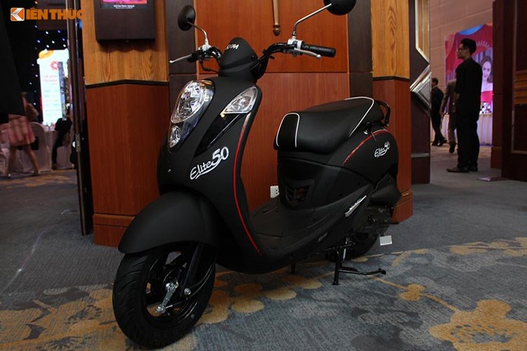 Xuất hiện trên thị trường xe máy Việt Nam từ đầu tháng 5/2017, tuy nhiên xe ga SYM Elite 50cc gần đây mới được thương hiệu xe máy Đài Loan quảng bá rộng rãi. Elite 50 sở hữu kiểu dáng hoài cổ, độc đáo, gọn nhẹ mang đậm phong cách Châu Âu và rất nữ tính. Đây được xem là mẫu xe ga cỡ nhỏ mới, phù hợp cho giới học sinh, sinh viên…