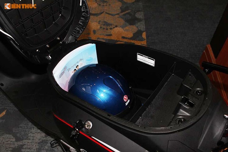 Về mặt tiện ích, mặc dù là một mẫu xe 50cc cỡ nhỏ - tuy nhiên ngăn chứa đồ phía dưới yên xe lại có thể tích khá lớn, cốp của xe có thể chứa được một mũ bảo hiểm nửa đầu và một số đồ dùng cá nhân như ví, áo mưa...