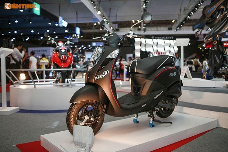 Khác với các mẫu xe tay ga nhập khẩu của các thương hiệu xe máy Nhật Bản có giá trên 60 triệu đồng, SYM Elite chốt giá mềm hơn ở mức khoảng 21,5 đến 22 triệu đồng (giá niêm yết). Đối tượng khách hàng mà SYM Elite hướng đến là học sinh phổ thông và chị em làm việc nơi công sở, hay các bà nội trợ sử dụng trong công việc hàng ngày.