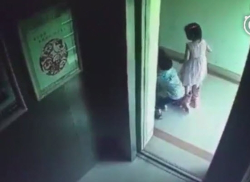 be trai 5 tuoi nhan tang 18 roi be em gai 2 tuoi vao trong thang may, bi kich thuong tam da xay ra - 2