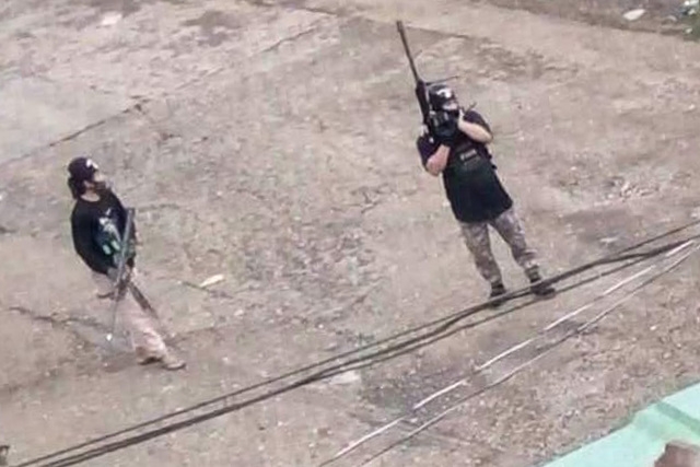 Các phiến quân thân IS xuất hiện trên đường phố Marawi, Philippines (Ảnh: Rappler)