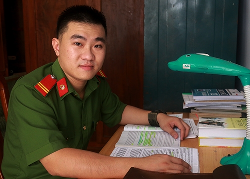 Góc học tập của Phan Trung Kiên ở Khánh Hòa. Ảnh: Xuân Ngọc
