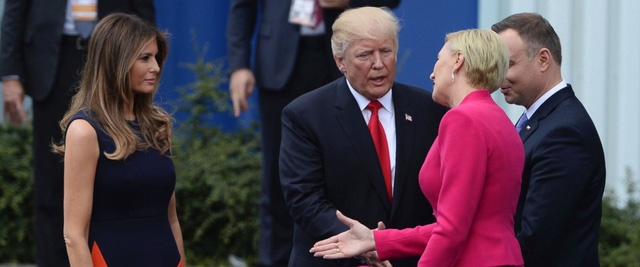 Đệ nhất phu nhân Ba Lan Agata Kornhauser-Duda (áo hồng) lướt qua Tổng thống Donald Trump và tiến tới bắt tay Đệ nhất phu nhân Mỹ Melania Trump (Ảnh: ABC)