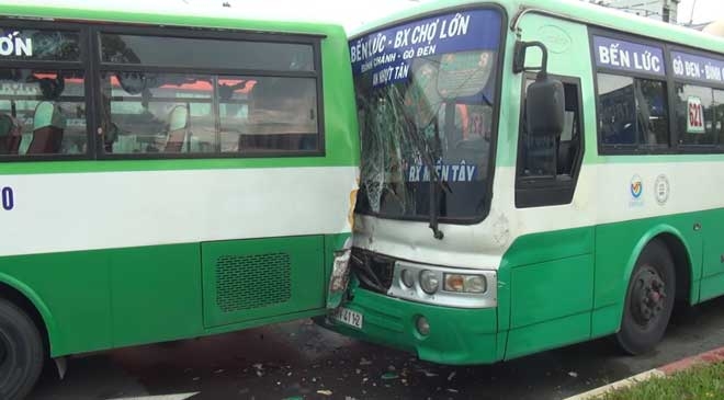 hai xe buyt dam nhau bien dang vi bien quang cao “tren troi” roi xuong hinh anh 1