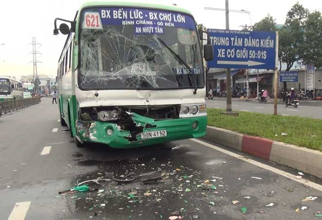 hai xe buyt dam nhau bien dang vi bien quang cao “tren troi” roi xuong hinh anh 2