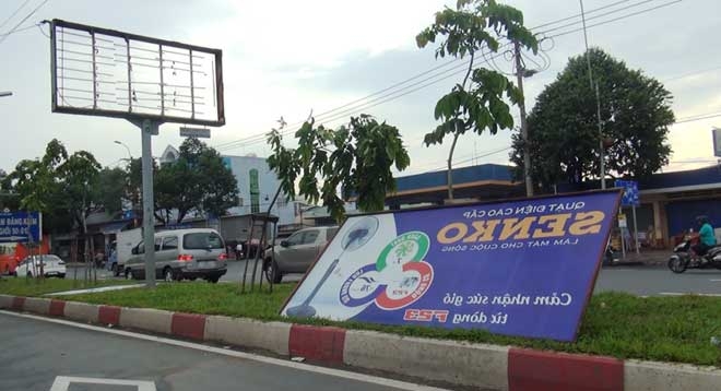 hai xe buyt dam nhau bien dang vi bien quang cao “tren troi” roi xuong hinh anh 3