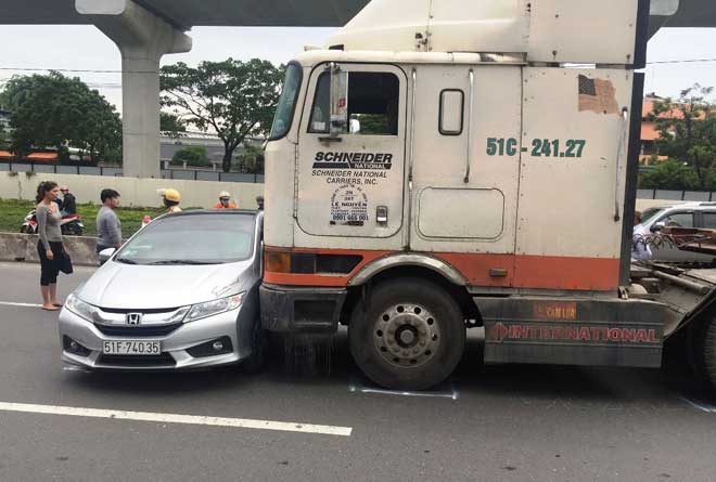 hai xe buyt dam nhau bien dang vi bien quang cao “tren troi” roi xuong hinh anh 4