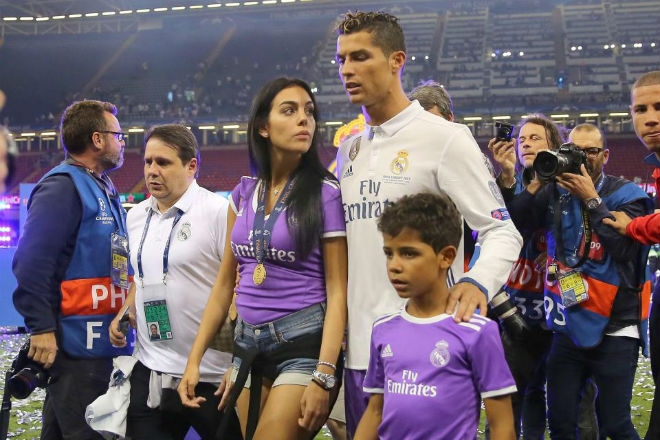 Ronaldo bị tố tán tỉnh siêu mẫu bốc lửa, mặc bạn gái có bầu - 8