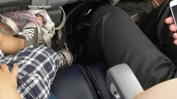 Sợ bị như David Dao, hành khách United Airlines ôm con 3 giờ 