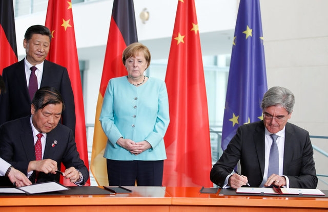  Thủ tướng Merkel và Chủ tịch Trung Quốc Tập Cận Bình chứng kiến lễ ký kết hợp đồng giữa chủ Chủ tịch tập đoàn Siemens (Đức) với Giám đốc Ủy ban Cải cách và Phát triển kinh tế Trung Quốc. (Ảnh: Reuters) 