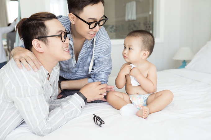 cap-vo-chong-stylist-dong-tinh-noi-tieng-vo-oa-trong-niem-hanh-phuc-co-con-2