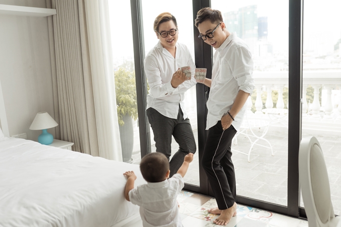 cap-vo-chong-stylist-dong-tinh-noi-tieng-vo-oa-trong-niem-hanh-phuc-co-con-6