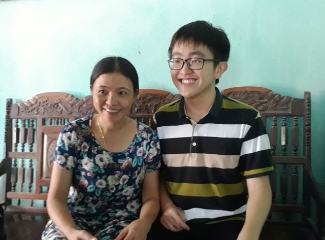  Thủ khoa Nguyễn Hải Đăng và mẹ. 