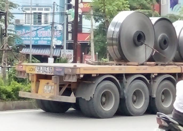 Hà Nội: Cuộn inox nặng hơn 5 tấn rơi xuống đường, nhiều người hốt hoảng - Ảnh 1.