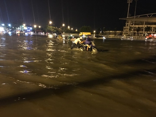 Hà Nội: Trước sân vận động Mỹ Đình biến thành ao sau mưa lớn - Ảnh 3.
