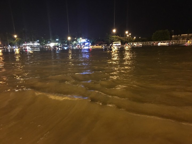 Hà Nội: Trước sân vận động Mỹ Đình biến thành ao sau mưa lớn - Ảnh 7.