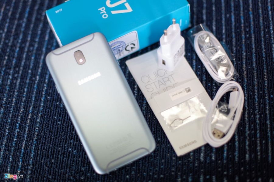 Mo hop Samsung Galaxy J7 Pro gia 6,9 trieu vua len ke hinh anh 2