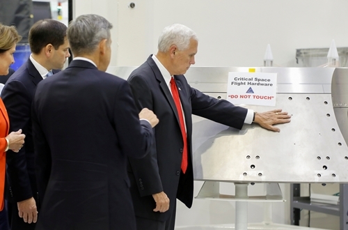 Phó tổng thống Mỹ Mike Pence chạm vào thiết bị của NASA. Ảnh: Reuters.