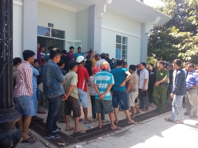 Thanh nien chet sau khi bi cong an giu, nguoi nha dua thi the dieu pho hinh anh 2