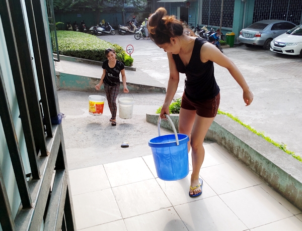 Hà Nội: Thiếu nước sinh hoạt, nhiều gia đình KĐT Đại Kim ngậm ngùi bỏ 3 triệu đồng/20 ngày mua nước sạch - Ảnh 9.