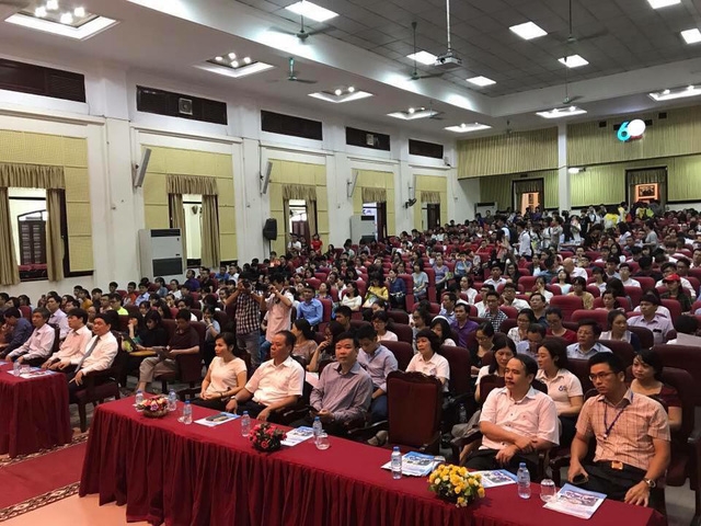  Đông nghẹt thí sinh và phụ huynh tới dự Ngày hội tuyển sinh của trường ĐH Kinh tế quốc dân tổ chức sáng ngày 9/7/2017. 