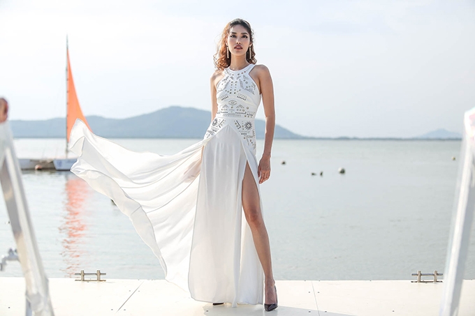 lan-khue-minh-tu-canh-tranh-ve-sexy-voi-vay-xe-1