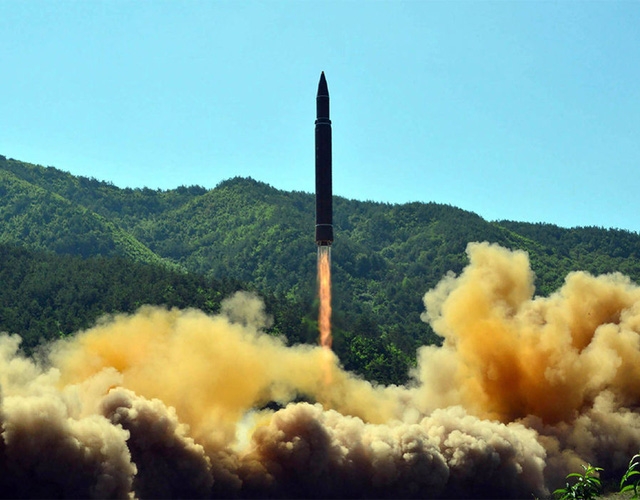 Tên lửa Hwasong-14 của Triều Tiên rời bệ phóng trong vụ phóng thử ngày 4/7 (Ảnh: KCNA)