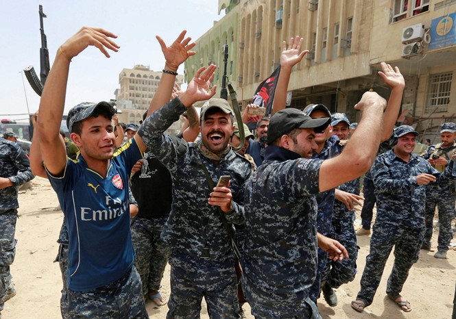 Quân đội Iraq ăn mừng chiến thắng ở Mosul /// Reuters