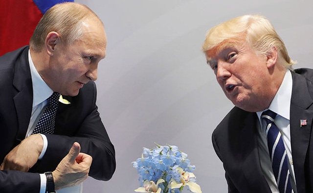 Tổng thống Putin (trái) và Tổng thống Trump tại cuộc hội đàm song phương ở Hamburg ngày 7/7 (Ảnh: AFP)
