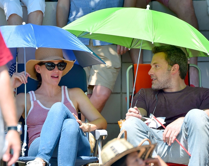 ben-affleck-don-ban-gai-moi-den-o-cung-sau-3-thang-ly-hon-jennifer-garner-1