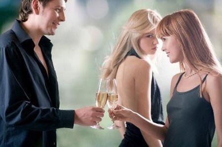  Ngoại trừ những cô gái có mục đích moi tiền thì cả tin và khờ khạo là điểm chung của những cô gái yêu đàn ông đã có gia đình. Ảnh minh họa 