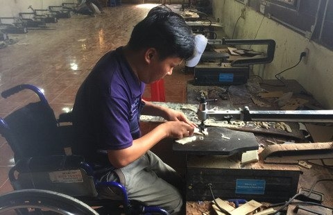 người khuyết tật, tranh ghép gỗ, trung tâm dạy nghề