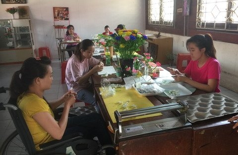 người khuyết tật, tranh ghép gỗ, trung tâm dạy nghề