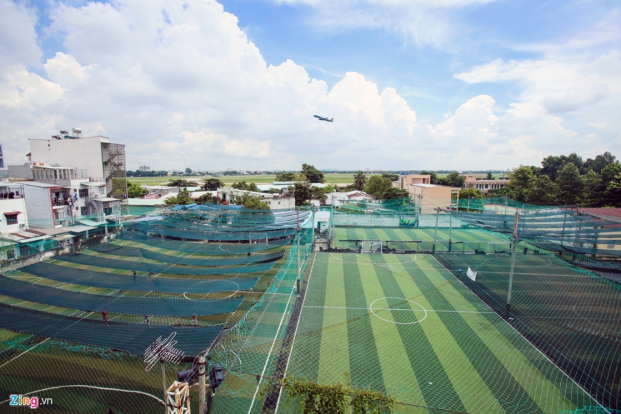 San golf, san bong, nha hang bua vay Tan Son Nhat hinh anh 2