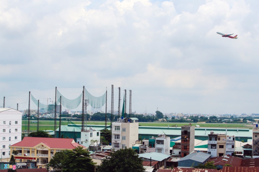 San golf, san bong, nha hang bua vay Tan Son Nhat hinh anh 5