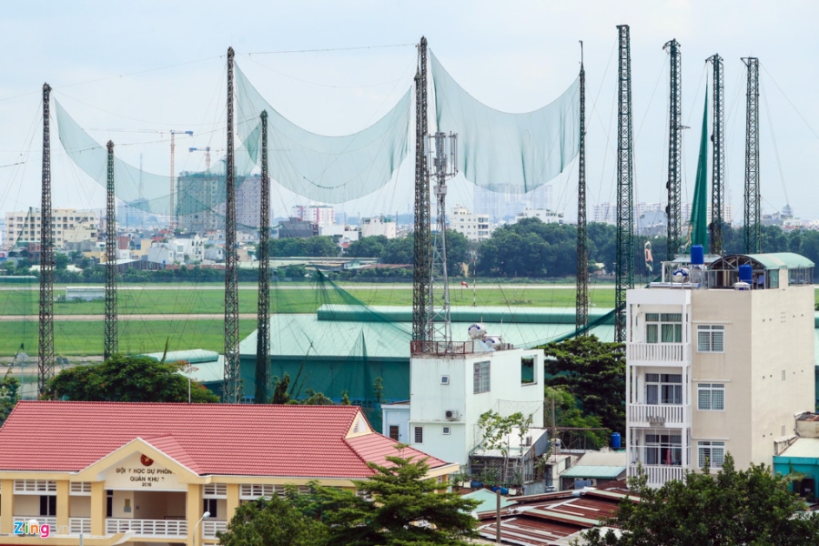 San golf, san bong, nha hang bua vay Tan Son Nhat hinh anh 6